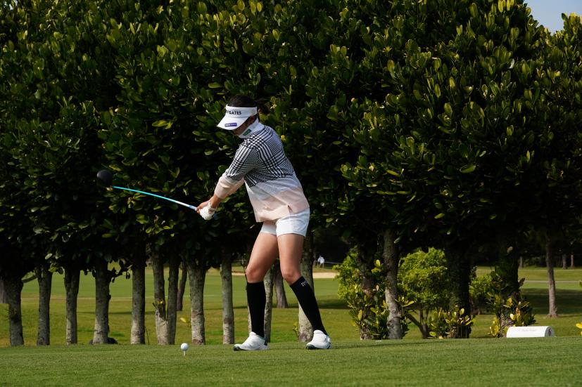 原英莉花のドライバースイング（斜め前方）連続写真【2022年ダイキンオーキッドレディスゴルフトーナメント】