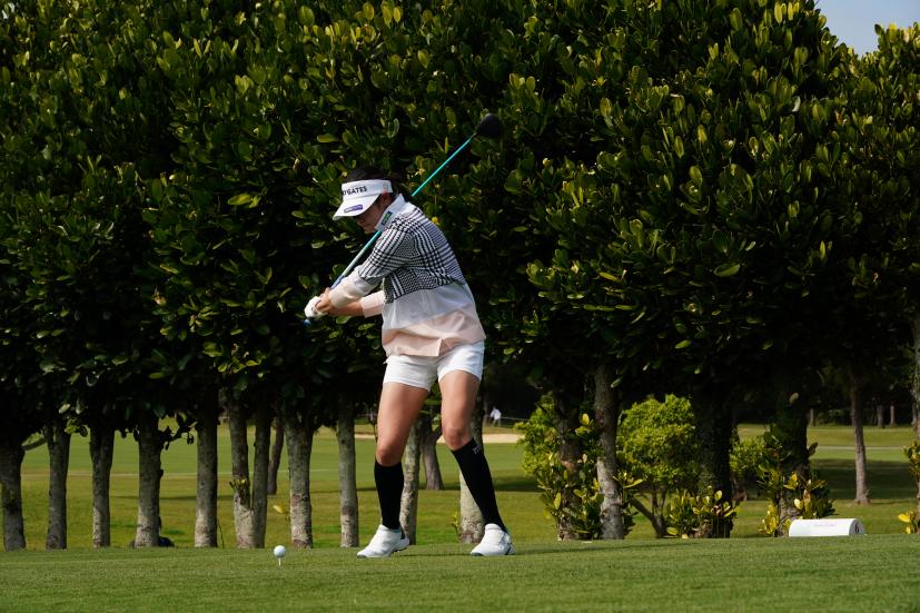 原英莉花のドライバースイング（斜め前方）連続写真【2022年ダイキンオーキッドレディスゴルフトーナメント】