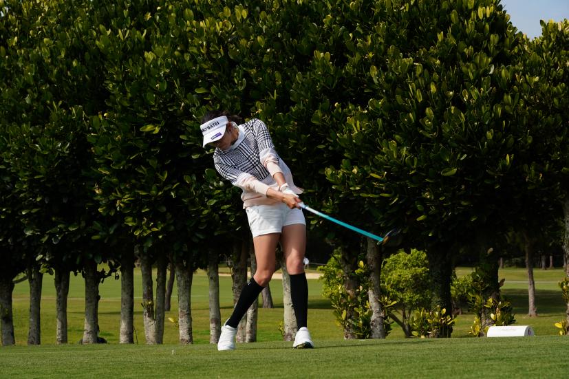 原英莉花のドライバースイング（斜め前方）連続写真【2022年ダイキンオーキッドレディスゴルフトーナメント】
