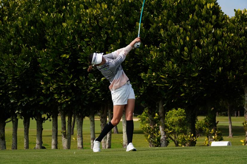 原英莉花のドライバースイング（斜め前方）連続写真【2022年ダイキンオーキッドレディスゴルフトーナメント】