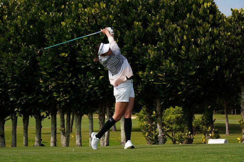 原英莉花のドライバースイング（斜め前方）連続写真【2022年ダイキンオーキッドレディスゴルフトーナメント】