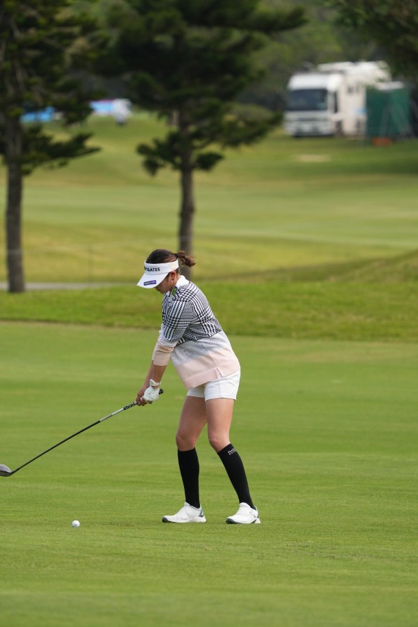 原英莉花のフェアウェイウッドスイング（斜め前方）連続写真【2022年ダイキンオーキッドレディスゴルフトーナメント】