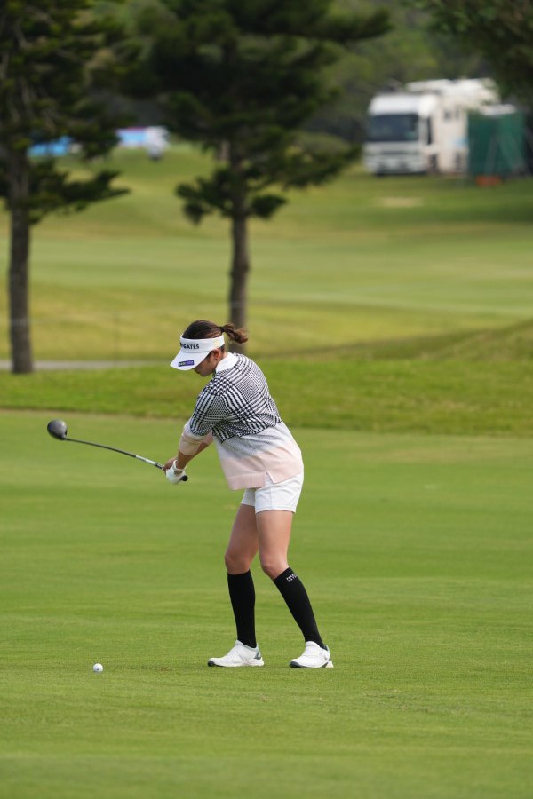 原英莉花のフェアウェイウッドスイング（斜め前方）連続写真【2022年ダイキンオーキッドレディスゴルフトーナメント】