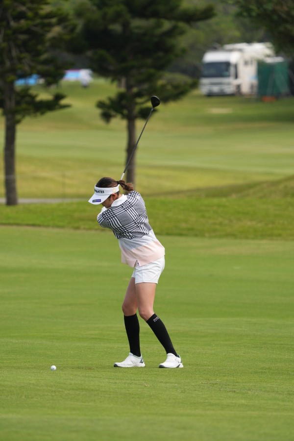 原英莉花のフェアウェイウッドスイング（斜め前方）連続写真【2022年ダイキンオーキッドレディスゴルフトーナメント】