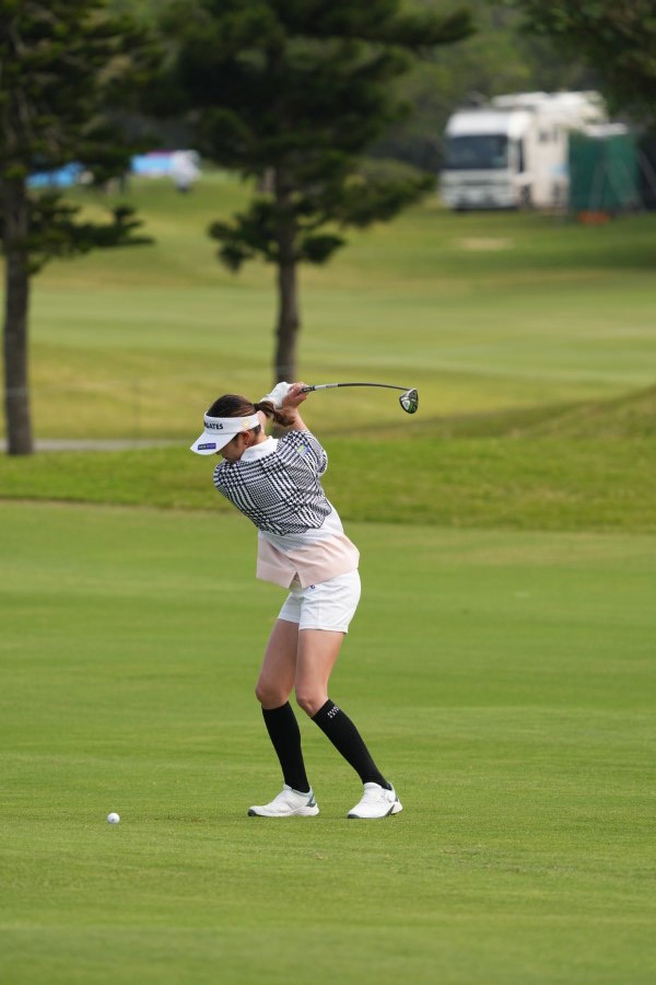 原英莉花のフェアウェイウッドスイング（斜め前方）連続写真【2022年ダイキンオーキッドレディスゴルフトーナメント】