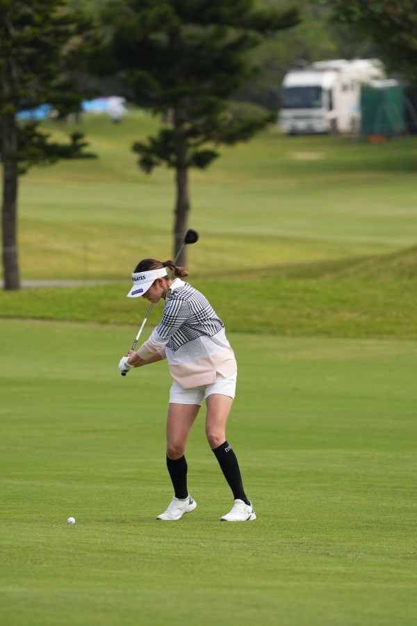 原英莉花のフェアウェイウッドスイング（斜め前方）連続写真【2022年ダイキンオーキッドレディスゴルフトーナメント】