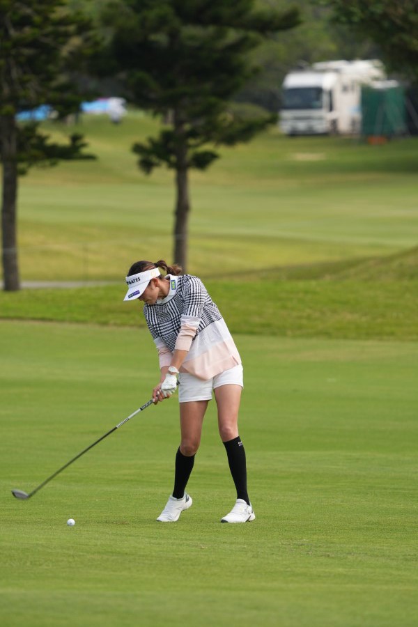 原英莉花のフェアウェイウッドスイング（斜め前方）連続写真【2022年ダイキンオーキッドレディスゴルフトーナメント】