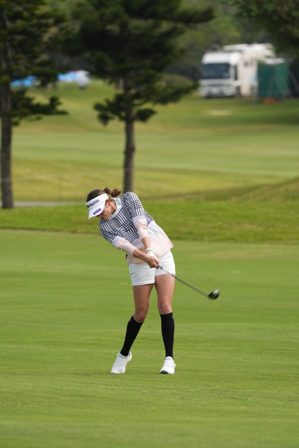 原英莉花のフェアウェイウッドスイング（斜め前方）連続写真【2022年ダイキンオーキッドレディスゴルフトーナメント】