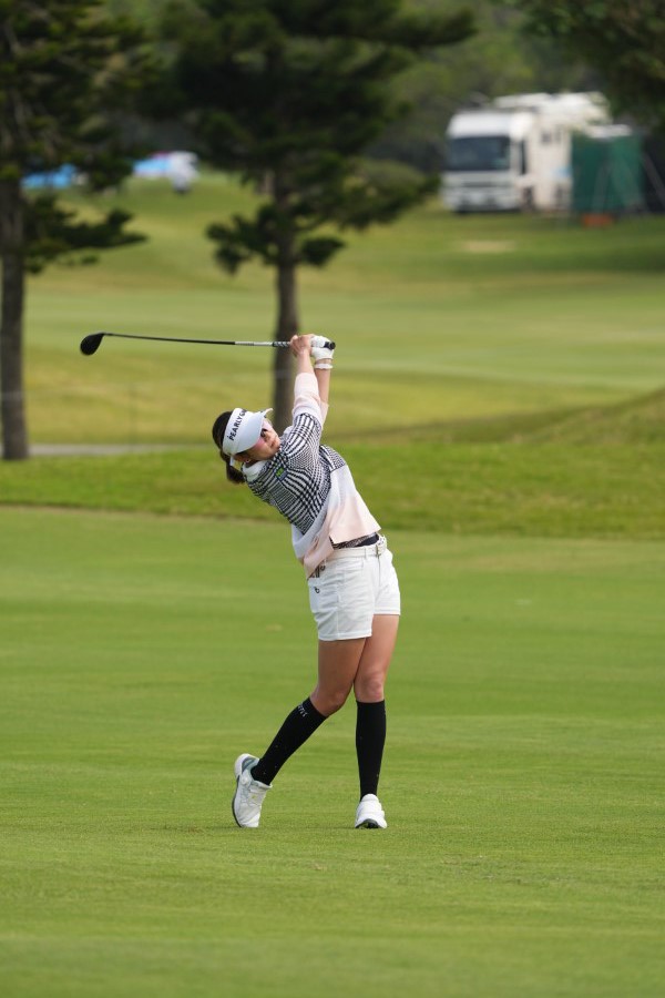 原英莉花のフェアウェイウッドスイング（斜め前方）連続写真【2022年ダイキンオーキッドレディスゴルフトーナメント】