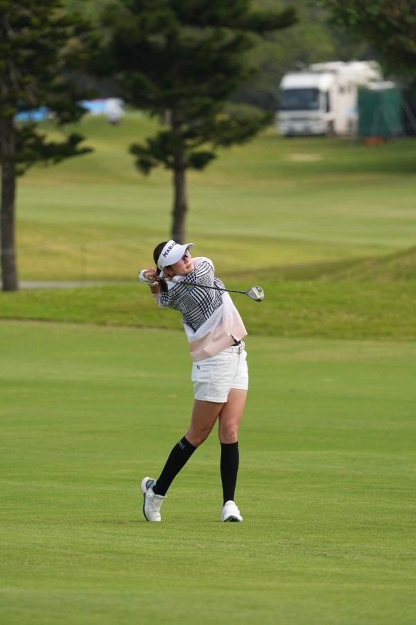原英莉花のフェアウェイウッドスイング（斜め前方）連続写真【2022年ダイキンオーキッドレディスゴルフトーナメント】