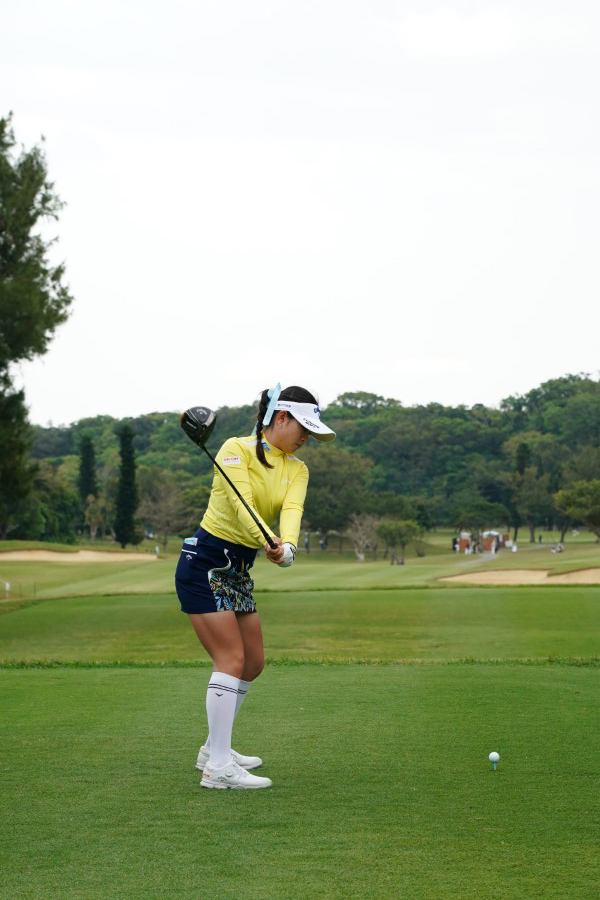 河本結のドライバースイング（後方）連続写真【2022年ダイキンオーキッドレディスゴルフトーナメント】