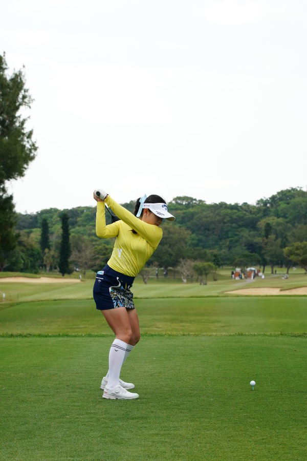 河本結のドライバースイング（後方）連続写真【2022年ダイキンオーキッドレディスゴルフトーナメント】