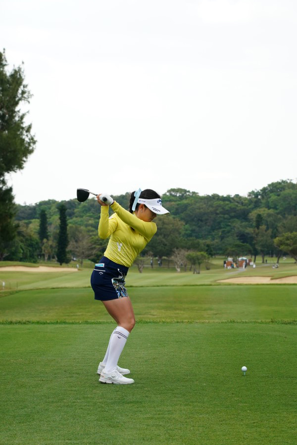 河本結のドライバースイング（後方）連続写真【2022年ダイキンオーキッドレディスゴルフトーナメント】