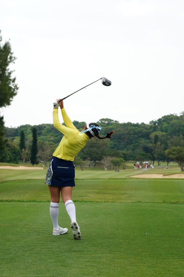 河本結のドライバースイング（後方）連続写真【2022年ダイキンオーキッドレディスゴルフトーナメント】