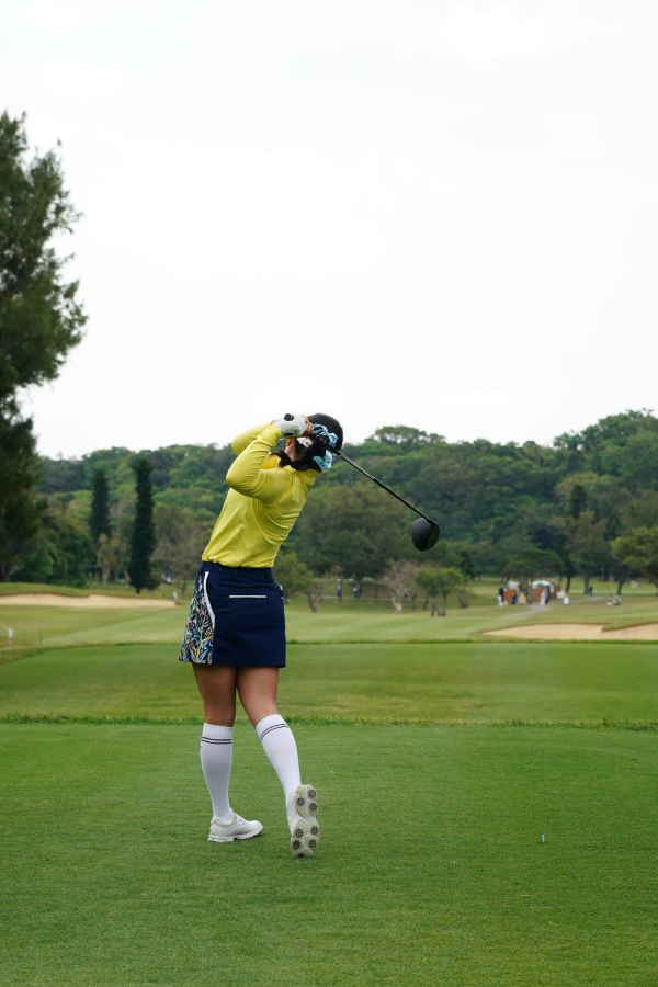 河本結のドライバースイング（後方）連続写真【2022年ダイキンオーキッドレディスゴルフトーナメント】