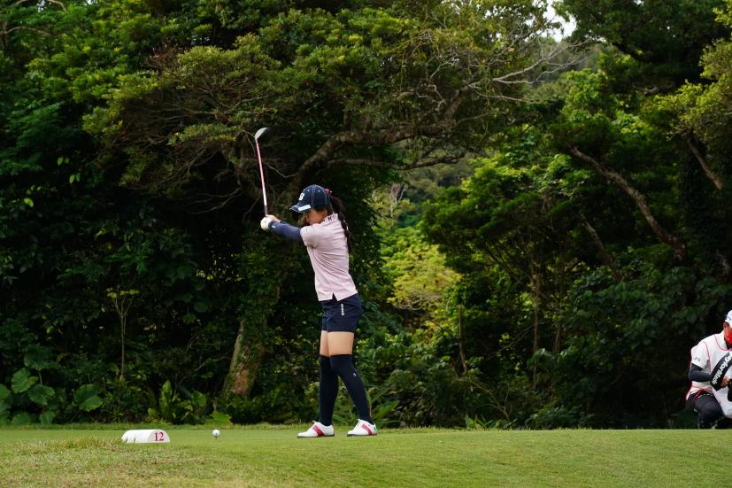 堀琴音のドライバースイング（斜め前方）連続写真【2022年ダイキンオーキッドレディスゴルフトーナメント】