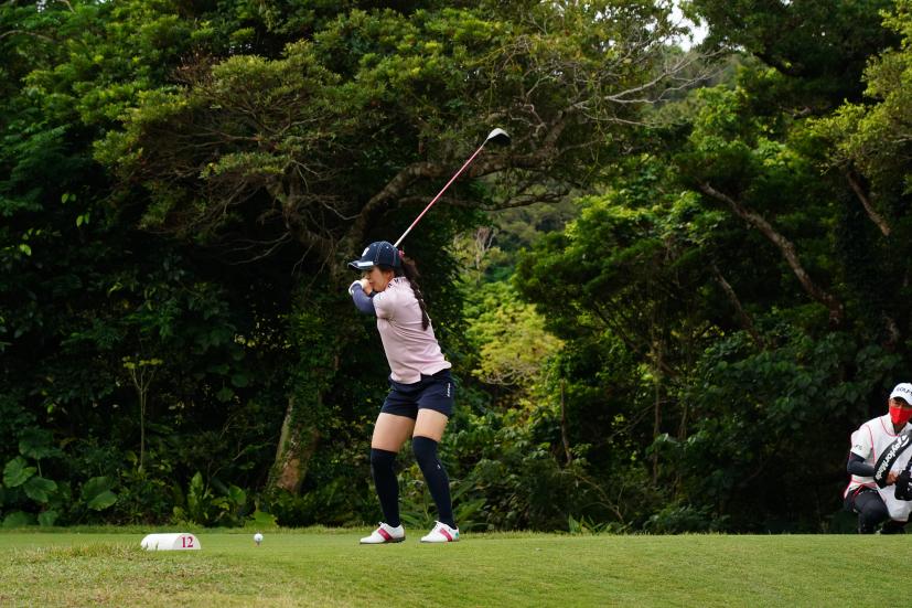 堀琴音のドライバースイング（斜め前方）連続写真【2022年ダイキンオーキッドレディスゴルフトーナメント】