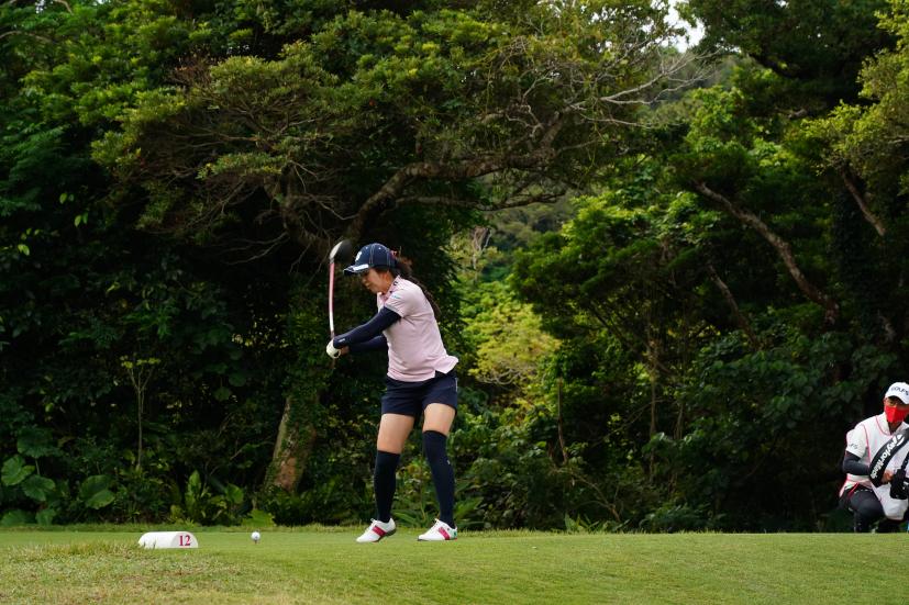 堀琴音のドライバースイング（斜め前方）連続写真【2022年ダイキンオーキッドレディスゴルフトーナメント】