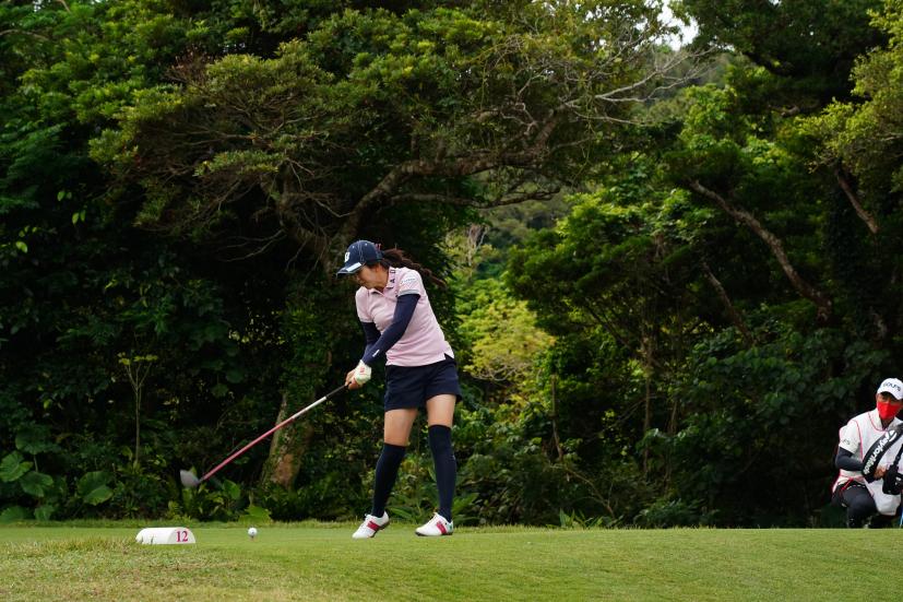 堀琴音のドライバースイング（斜め前方）連続写真【2022年ダイキンオーキッドレディスゴルフトーナメント】