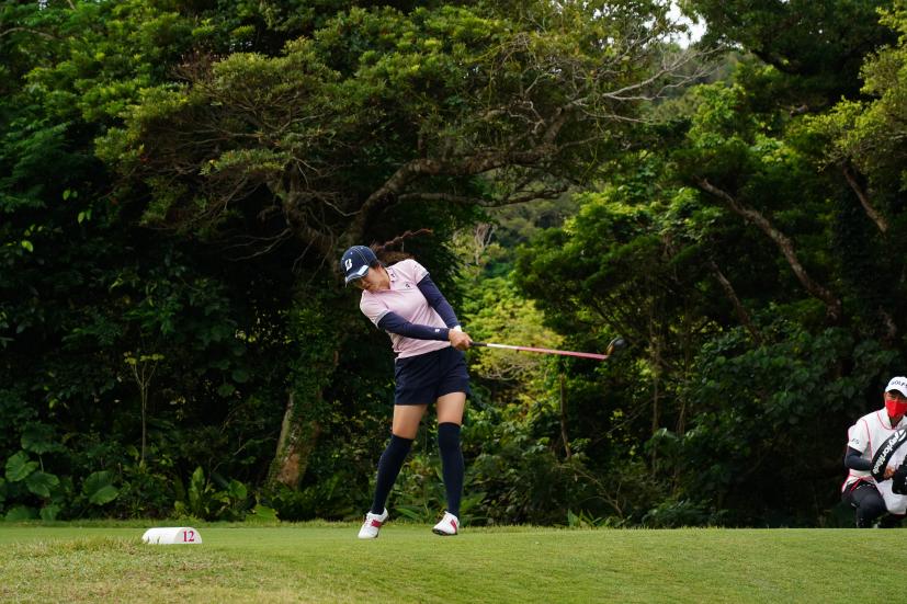 堀琴音のドライバースイング（斜め前方）連続写真【2022年ダイキンオーキッドレディスゴルフトーナメント】