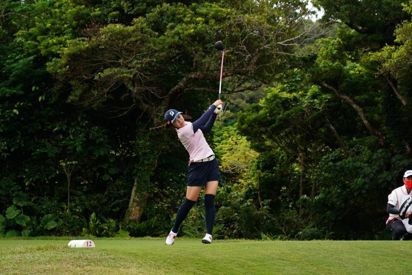 堀琴音のドライバースイング（斜め前方）連続写真【2022年ダイキンオーキッドレディスゴルフトーナメント】