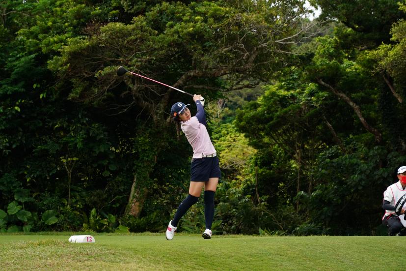 堀琴音のドライバースイング（斜め前方）連続写真【2022年ダイキンオーキッドレディスゴルフトーナメント】