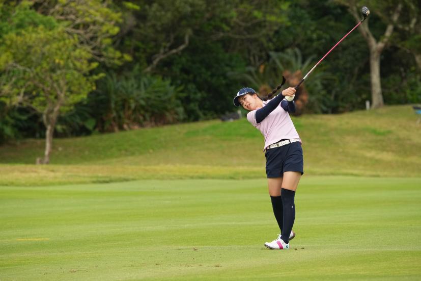堀琴音のフェアウェイウッドスイング（斜め前方）連続写真【2022年ダイキンオーキッドレディスゴルフトーナメント】