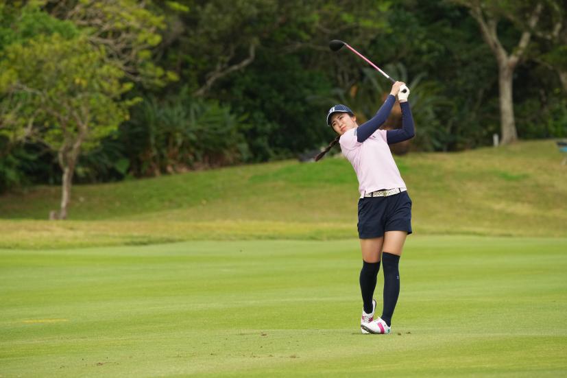 堀琴音のフェアウェイウッドスイング（斜め前方）連続写真【2022年ダイキンオーキッドレディスゴルフトーナメント】