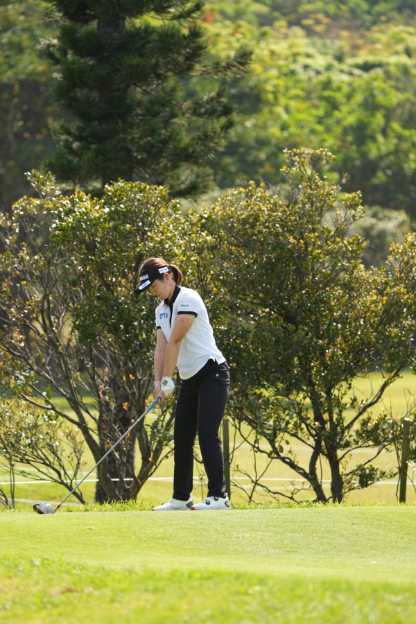 植竹希望のドライバースイング（斜め前方）連続写真【2022年ダイキンオーキッドレディスゴルフトーナメント】