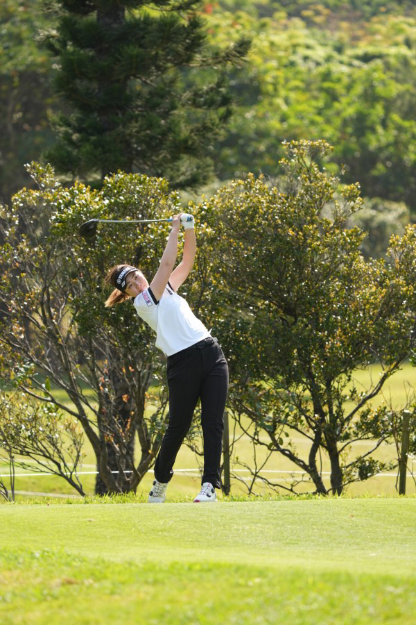 植竹希望のドライバースイング（斜め前方）連続写真【2022年ダイキンオーキッドレディスゴルフトーナメント】