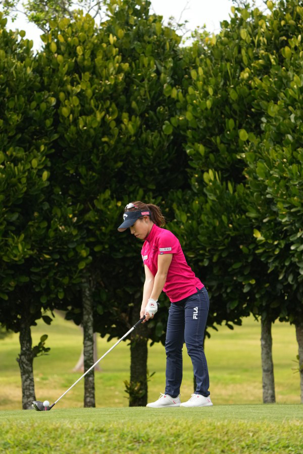 木村彩子のドライバースイング（斜め前方）連続写真【2022年ダイキンオーキッドレディスゴルフトーナメント】