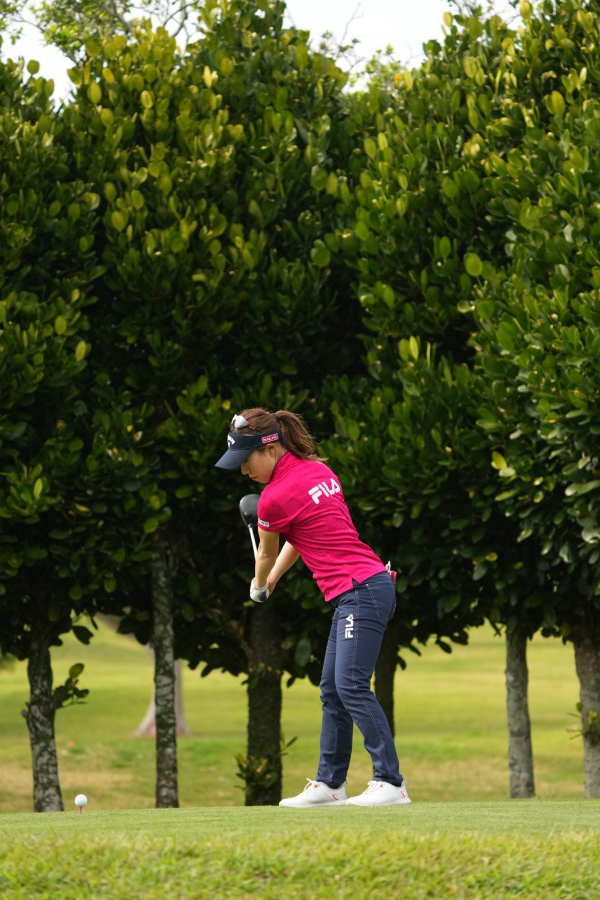 木村彩子のドライバースイング（斜め前方）連続写真【2022年ダイキンオーキッドレディスゴルフトーナメント】