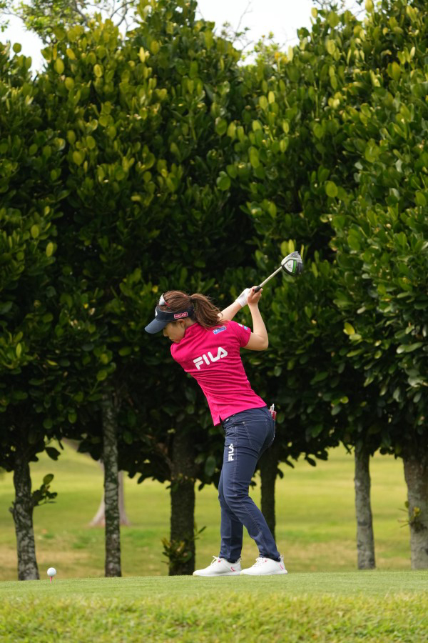 木村彩子のドライバースイング（斜め前方）連続写真【2022年ダイキンオーキッドレディスゴルフトーナメント】