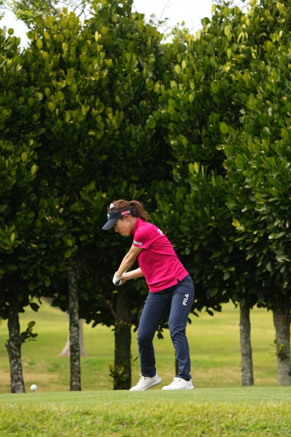 木村彩子のドライバースイング（斜め前方）連続写真【2022年ダイキンオーキッドレディスゴルフトーナメント】