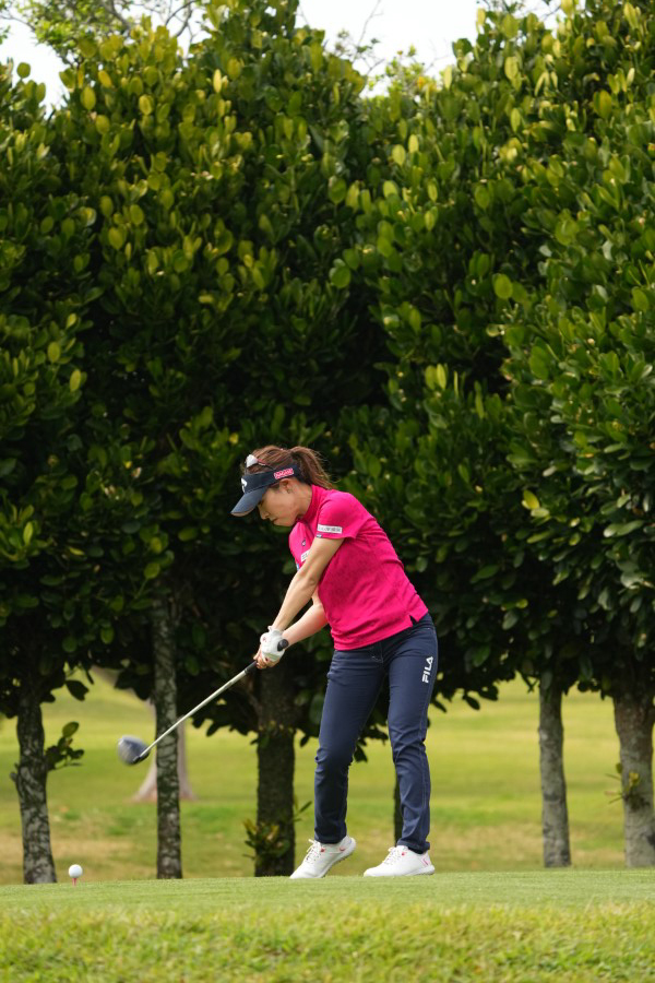 木村彩子のドライバースイング（斜め前方）連続写真【2022年ダイキンオーキッドレディスゴルフトーナメント】