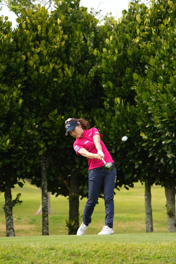 木村彩子のドライバースイング（斜め前方）連続写真【2022年ダイキンオーキッドレディスゴルフトーナメント】