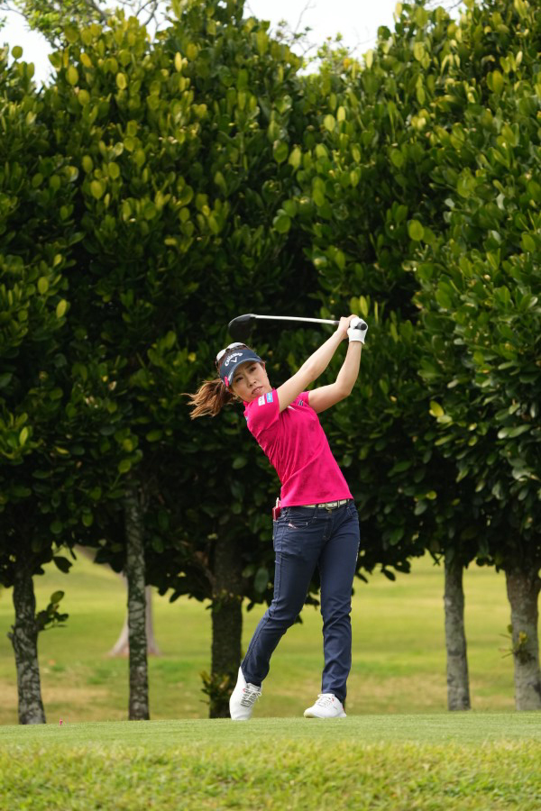 木村彩子のドライバースイング（斜め前方）連続写真【2022年ダイキンオーキッドレディスゴルフトーナメント】