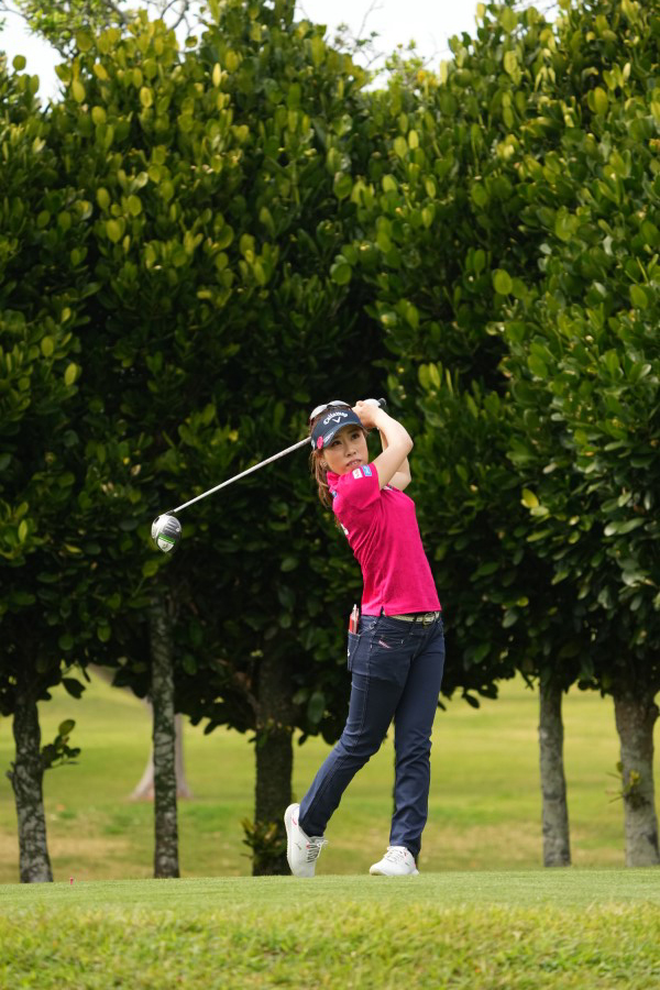 木村彩子のドライバースイング（斜め前方）連続写真【2022年ダイキンオーキッドレディスゴルフトーナメント】