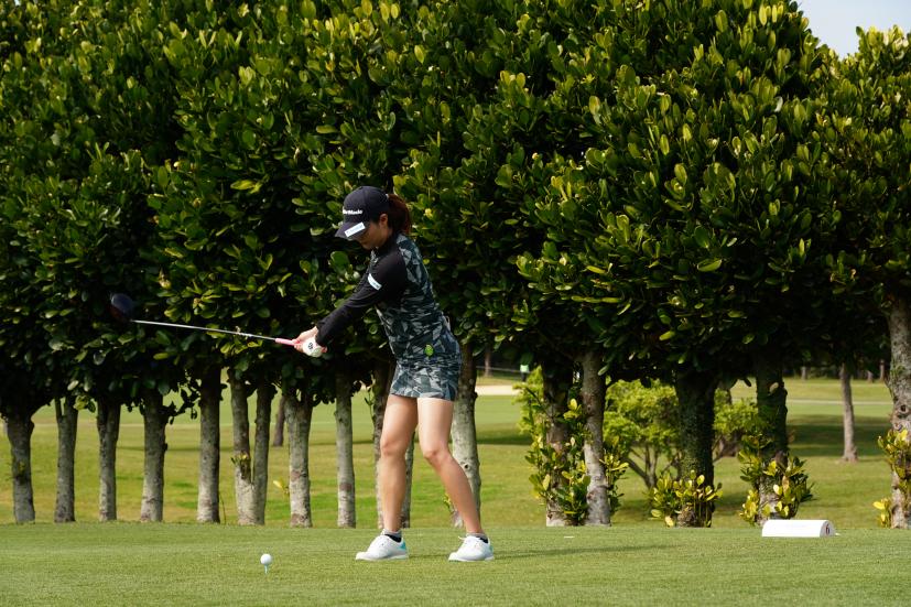 新垣比菜のドライバースイング（斜め前方）連続写真【2022年ダイキンオーキッドレディスゴルフトーナメント】
