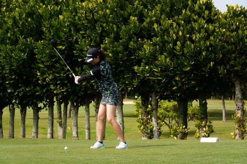 新垣比菜のドライバースイング（斜め前方）連続写真【2022年ダイキンオーキッドレディスゴルフトーナメント】