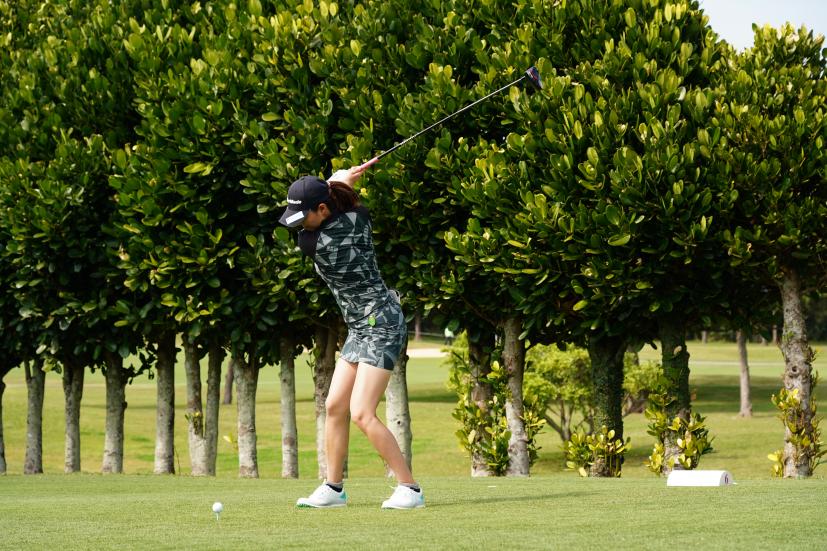 新垣比菜のドライバースイング（斜め前方）連続写真【2022年ダイキンオーキッドレディスゴルフトーナメント】