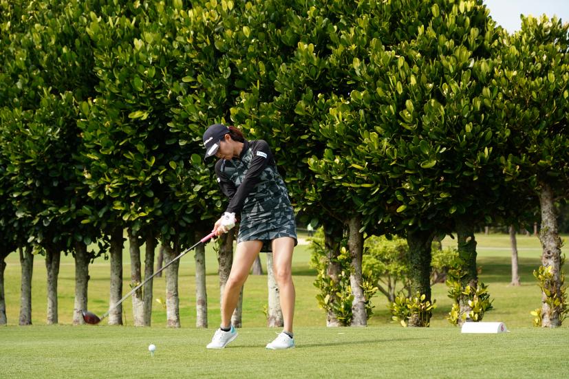 新垣比菜のドライバースイング（斜め前方）連続写真【2022年ダイキンオーキッドレディスゴルフトーナメント】