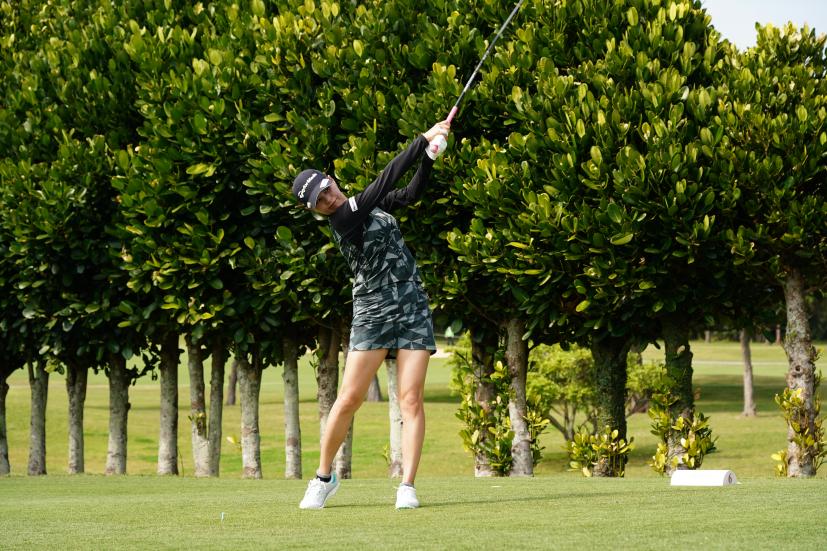 新垣比菜のドライバースイング（斜め前方）連続写真【2022年ダイキンオーキッドレディスゴルフトーナメント】