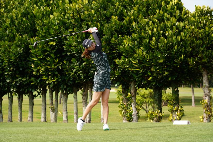 新垣比菜のドライバースイング（斜め前方）連続写真【2022年ダイキンオーキッドレディスゴルフトーナメント】