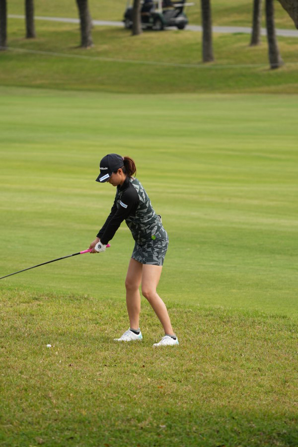 新垣比菜のフェアウェイウッドスイング（ラフ）連続写真【2022年ダイキンオーキッドレディスゴルフトーナメント】