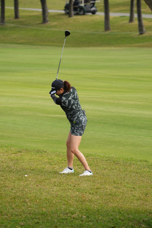 新垣比菜のフェアウェイウッドスイング（ラフ）連続写真【2022年ダイキンオーキッドレディスゴルフトーナメント】