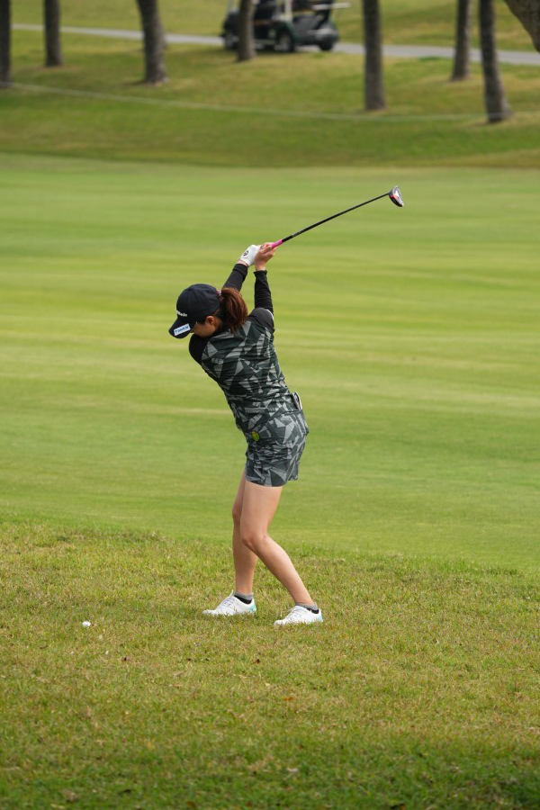 新垣比菜のフェアウェイウッドスイング（ラフ）連続写真【2022年ダイキンオーキッドレディスゴルフトーナメント】