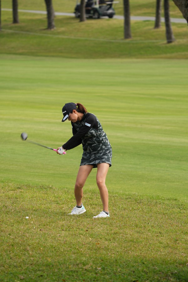 新垣比菜のフェアウェイウッドスイング（ラフ）連続写真【2022年ダイキンオーキッドレディスゴルフトーナメント】