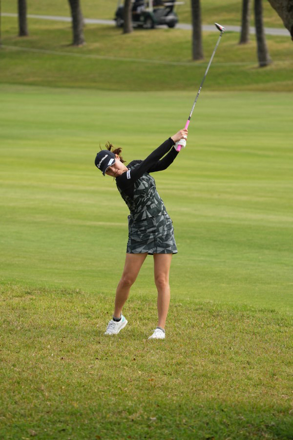 新垣比菜のフェアウェイウッドスイング（ラフ）連続写真【2022年ダイキンオーキッドレディスゴルフトーナメント】