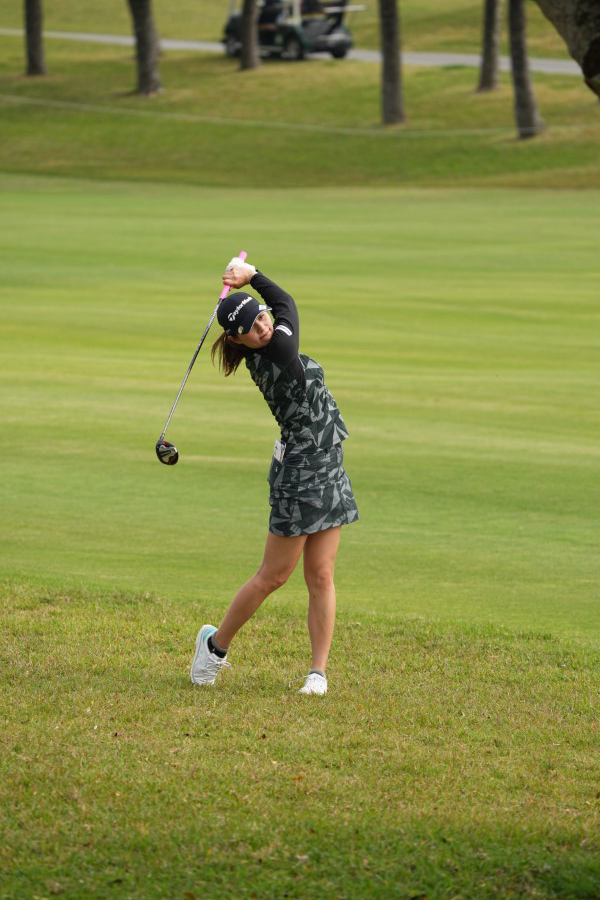 新垣比菜のフェアウェイウッドスイング（ラフ）連続写真【2022年ダイキンオーキッドレディスゴルフトーナメント】